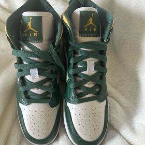 NWT AUTHENTIC AIR JORDAN 1 MID 🏀👟YOUTH 6.5-SOLD